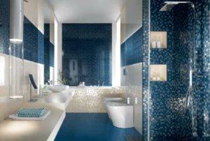 blaue-bodenfliesen-dunkles-badezimmer