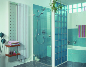 Những vách ngăn bằng gạch kính mờ đục xanh trong như biển cả mang đến cảm giác tươi mới, thư thái vô cùng.